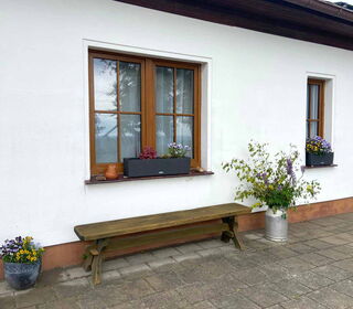 Bänke im Grünen laden zum Verweilen ein