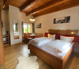 Baudenzimmer mit Sitzecke