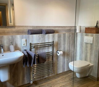 Modernes Bauden-Badezimmer