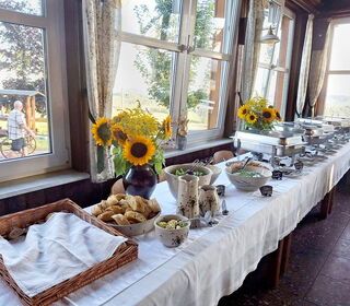 Buffet, dekoriert mit Sonnenblumen