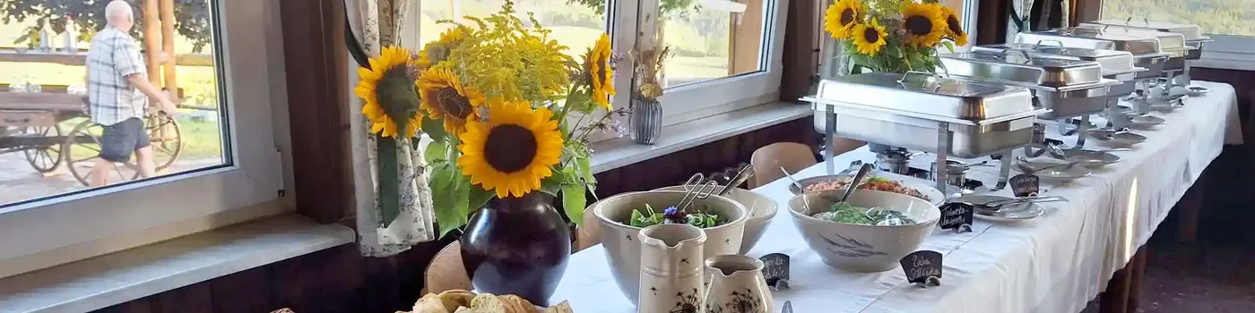 Buffet, dekoriert mit Sonnenblumen