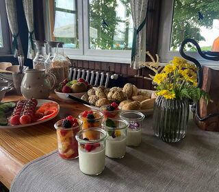 Sommer-Frühstück mit frischem Obst