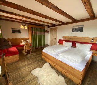 Baudenzimmer mit großer Sitzecke
