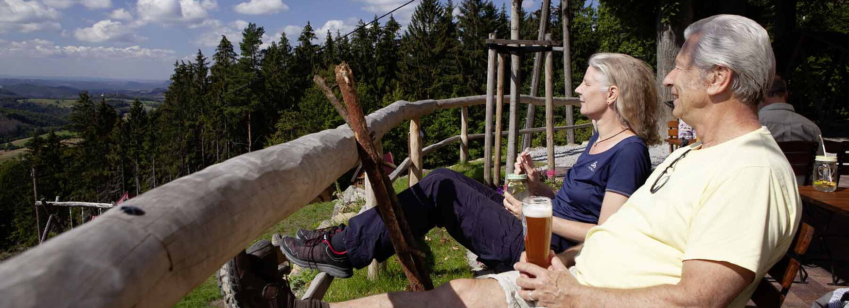 Frisch gezapftes Bier und Wachbergbrause zur Wanderrast