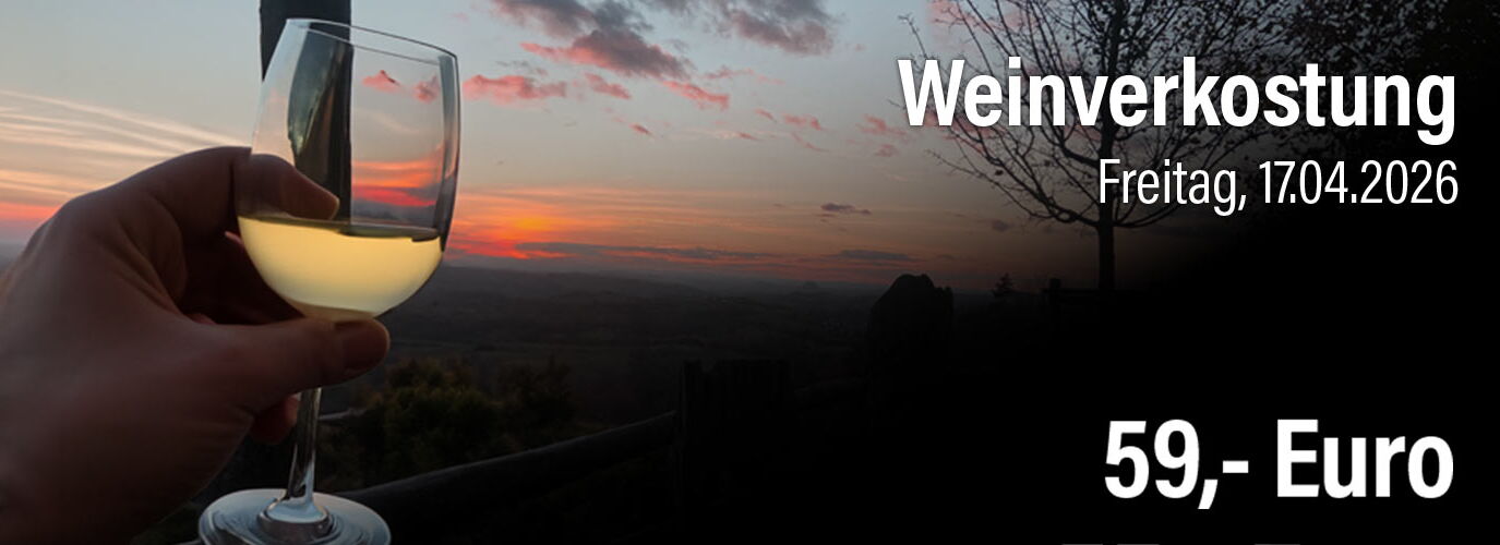 Weinglas bei Sonnenuntergang mit Blick vom Wachberg