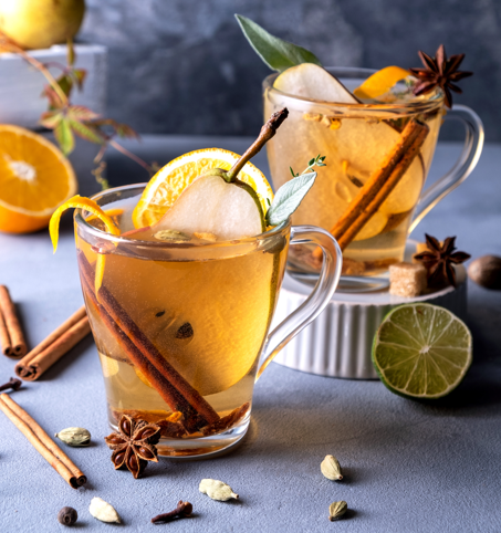 Wachberg-Feuerpunsch mit Zimtstangen und Anis
